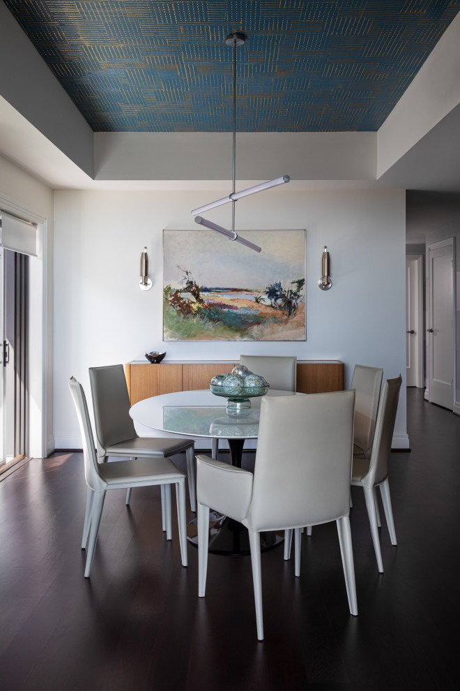 Ispirazione per una sala da pranzo minimalista con pareti bianche e soffitto ribassato