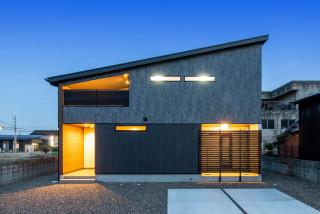 青いおしゃれな青い屋根の家の画像 75選 - 2026 年 9月 | Houzz (ハウズ)