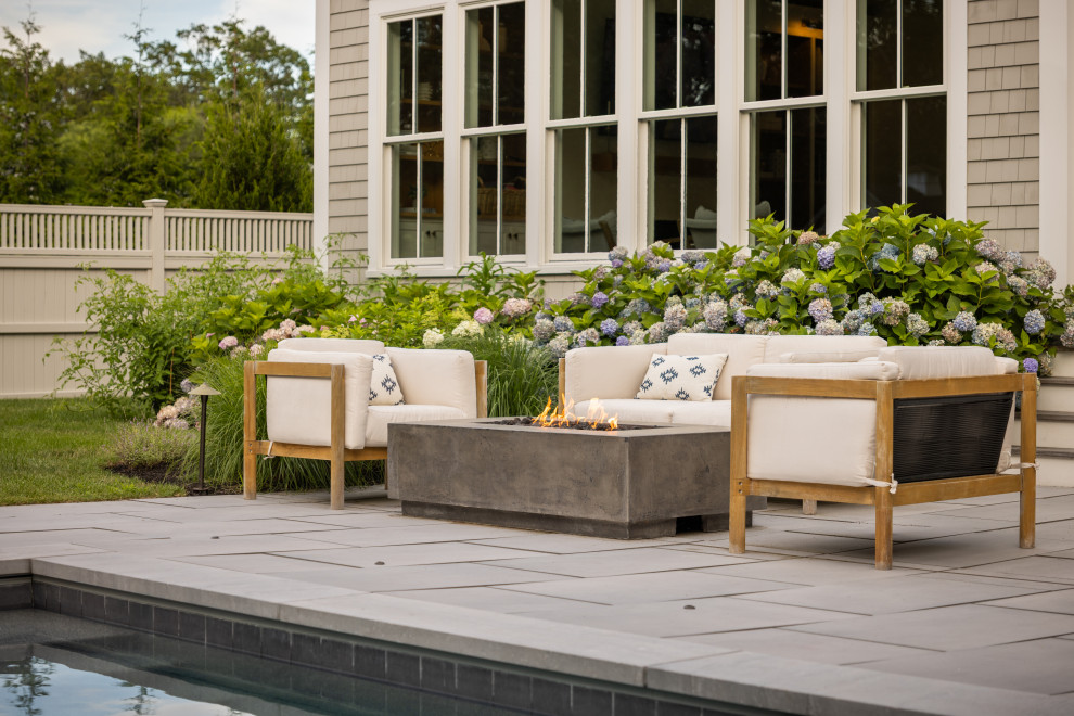 Example of a transitional patio design in Boston