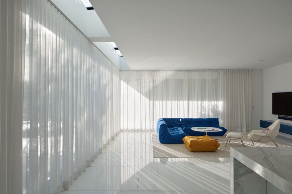 Immagine di un grande soggiorno minimal aperto con pareti bianche, pavimento con piastrelle in ceramica, parete attrezzata e pavimento bianco