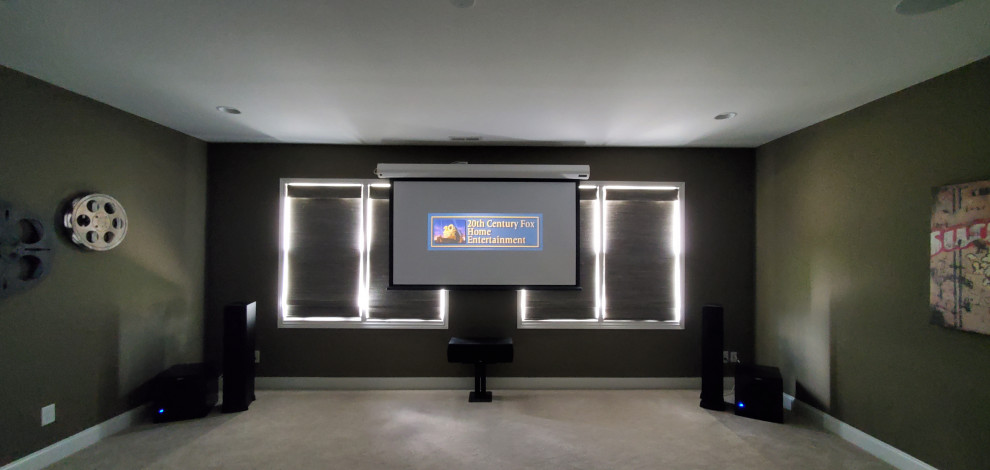 Стильный дизайн: домашний кинотеатр в классическом стиле с ковровым покрытием и проектором - последний тренд