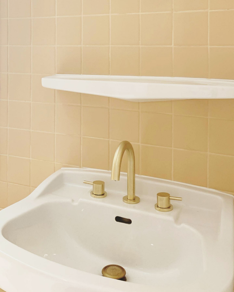 Идея дизайна: главная ванная комната среднего размера в скандинавском стиле с полновстраиваемой ванной, розовой плиткой, керамической плиткой, розовыми стенами, полом из керамической плитки, настольной раковиной и розовым полом