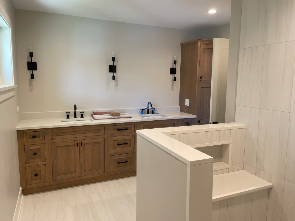 Example of a transitional home design design in Chicago