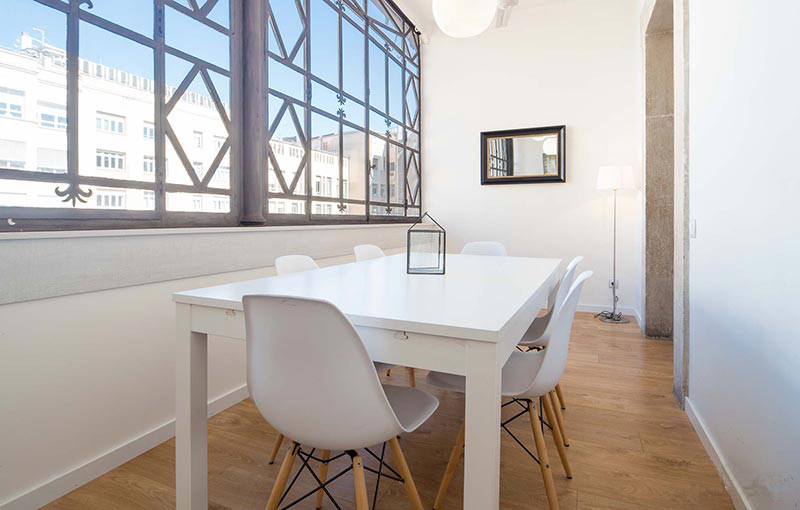 Foto de comedor tradicional renovado de tamaño medio cerrado sin chimenea con paredes blancas y suelo de madera en tonos medios