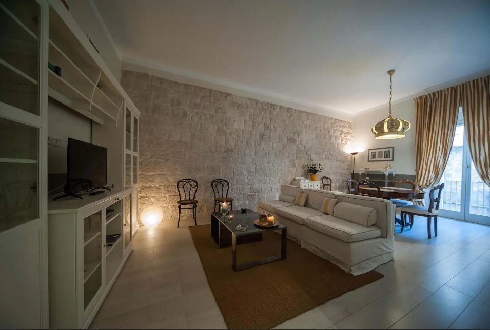 Photo of a mid-sized traditional formal enclosed living room in Bari with multi-coloured walls, porcelain floors, a built-in media wall and beige floor.