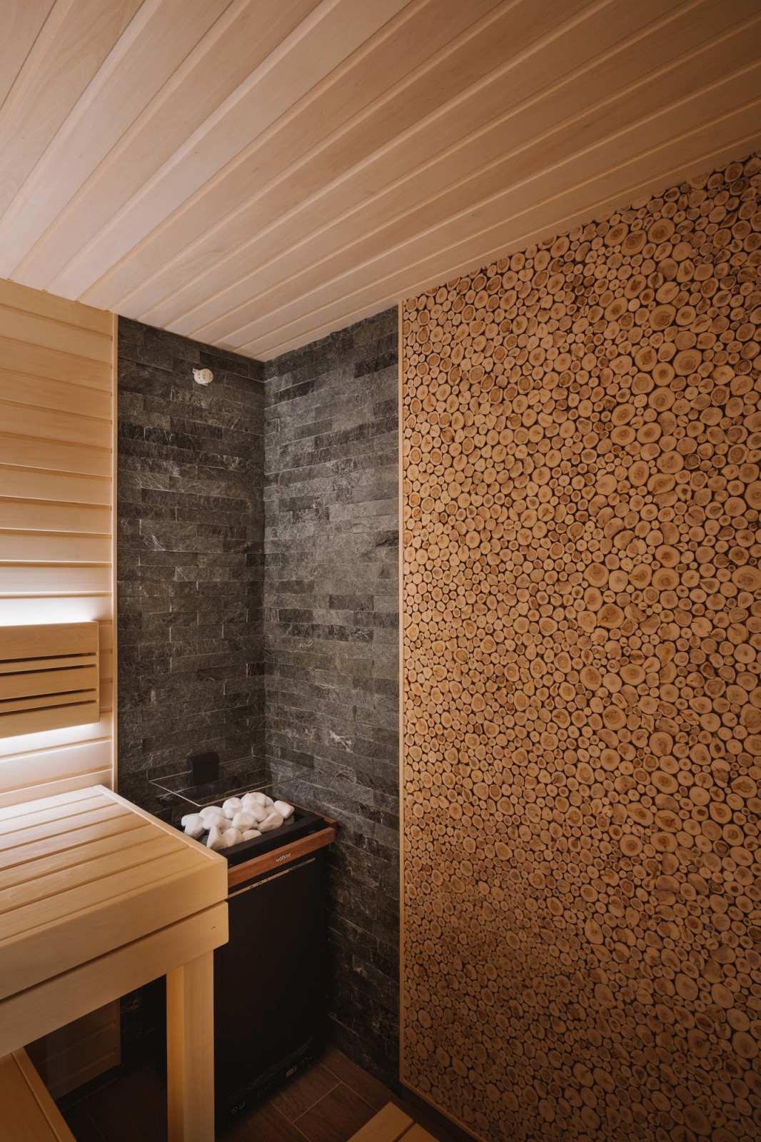 Сауна с можжевеловым панно.