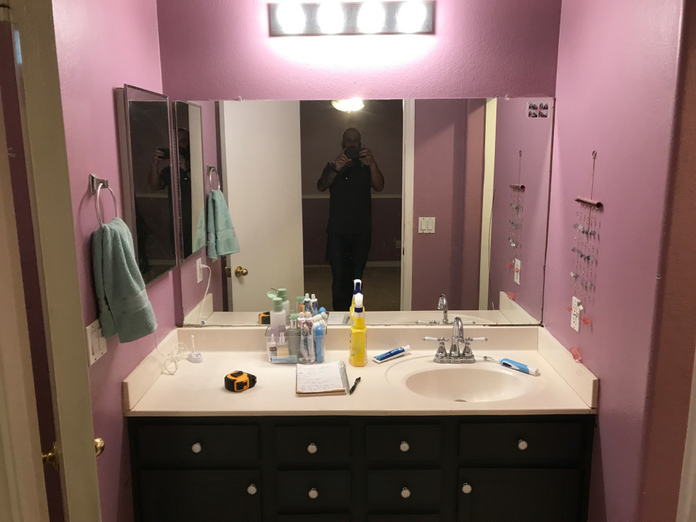 Mittelgroßes Modernes Badezimmer En Suite mit schwarzen Schränken, braunem Boden, eingebautem Waschtisch und Einzelwaschbecken in Phoenix