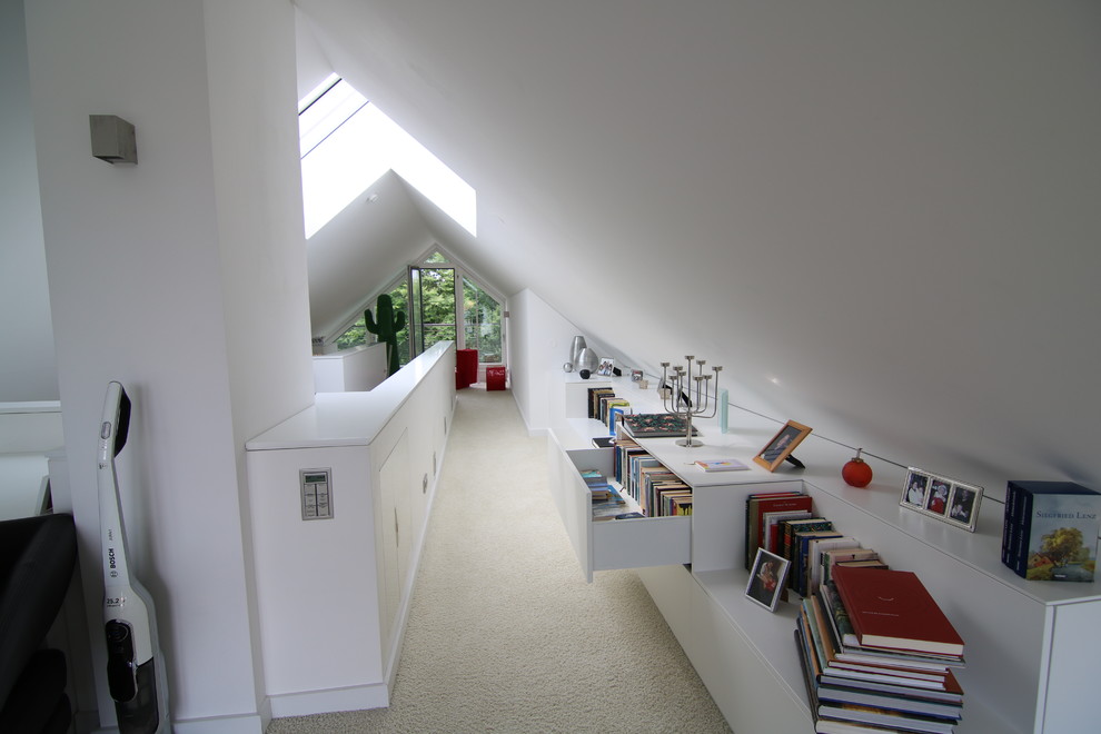 Großes, Repräsentatives Modernes Wohnzimmer ohne Kamin, im Loft-Stil mit weißer Wandfarbe, Teppichboden, freistehendem TV und beigem Boden in München