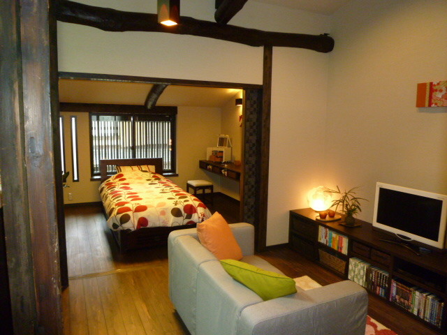 とんでもなく傾いた家 Japanese Bedroom Kyoto By 株式会社 中藏 Houzz Ie