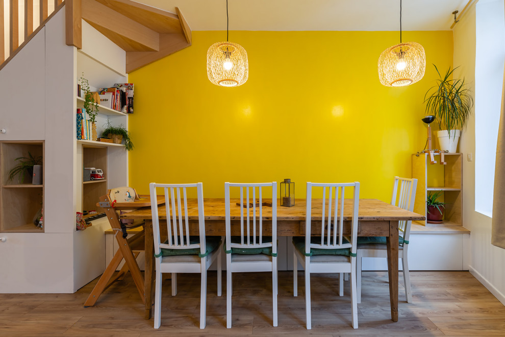 Idéer för ett mellanstort modernt kök med matplats, med gula väggar, ljust trägolv och beiget golv