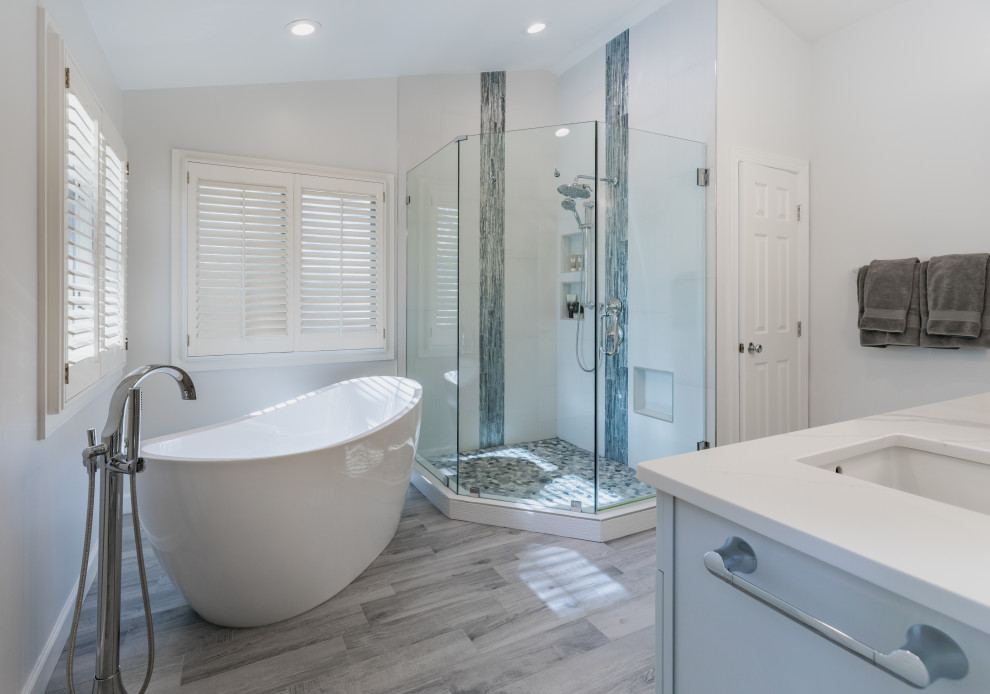 Foto di una stanza da bagno padronale moderna di medie dimensioni con vasca freestanding, doccia doppia, WC a due pezzi, piastrelle bianche, pareti bianche, top in quarzite, pavimento grigio, top bianco, nicchia e due lavabi