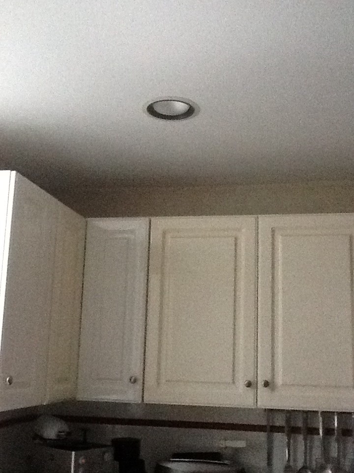 glossy white kitchen door yellowed after 20 ok