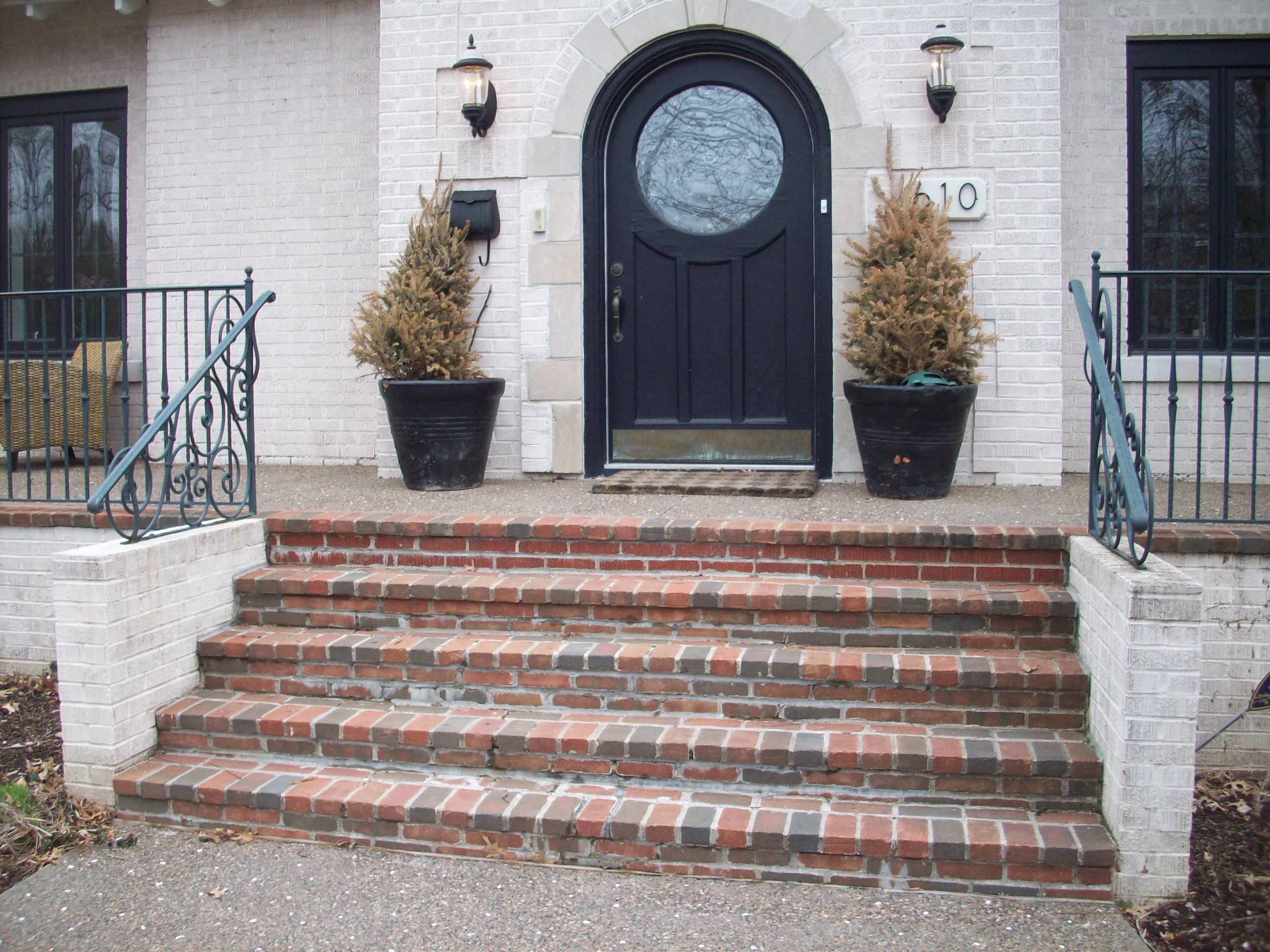 Clayton, Missouri Exposed Aggregate Porch and brick stairs