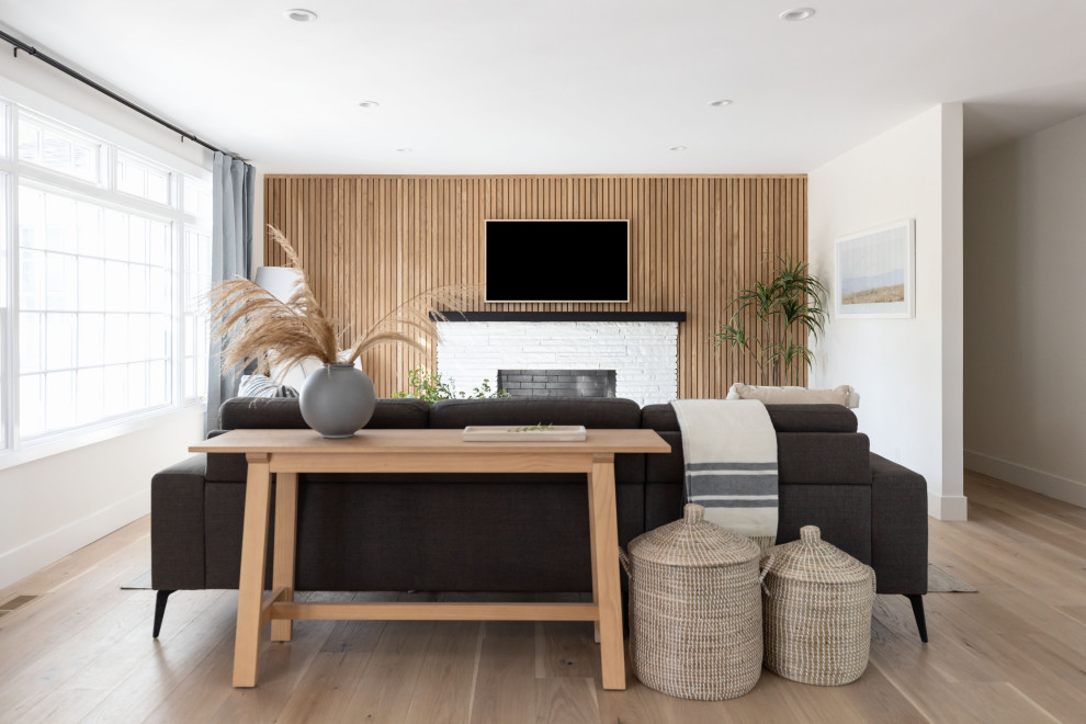 Источник вдохновения для домашнего уюта: открытая гостиная комната среднего размера в морском стиле с бежевыми стенами, стандартным камином, фасадом камина из кирпича, телевизором на стене и деревянными стенами
