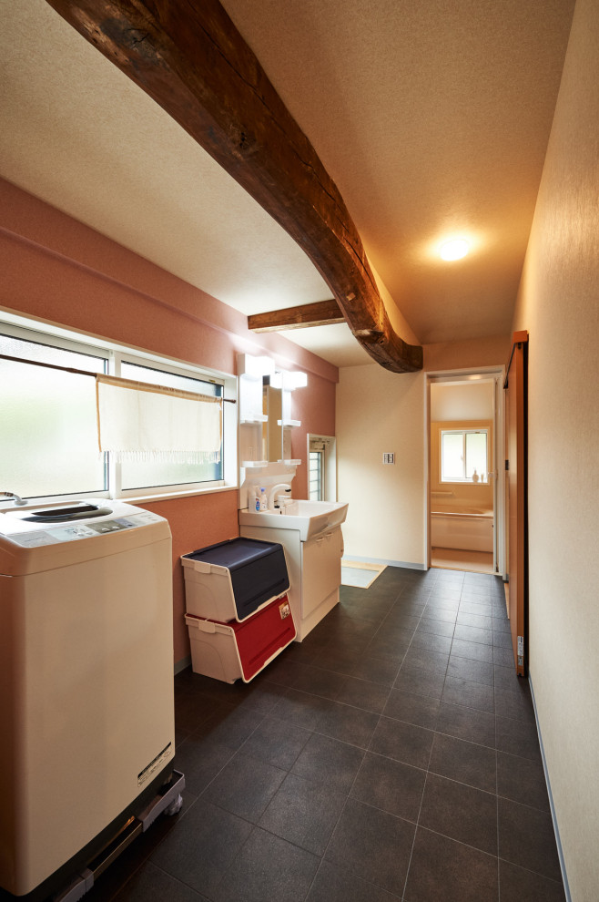 他の地域にある和風のおしゃれなトイレ・洗面所の写真