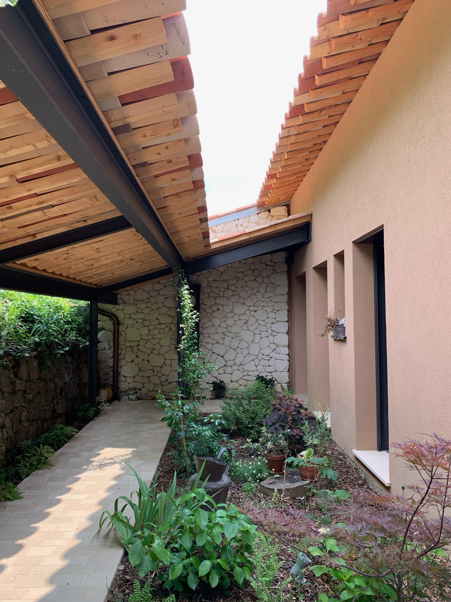 Entrée couverte villa contemporaine