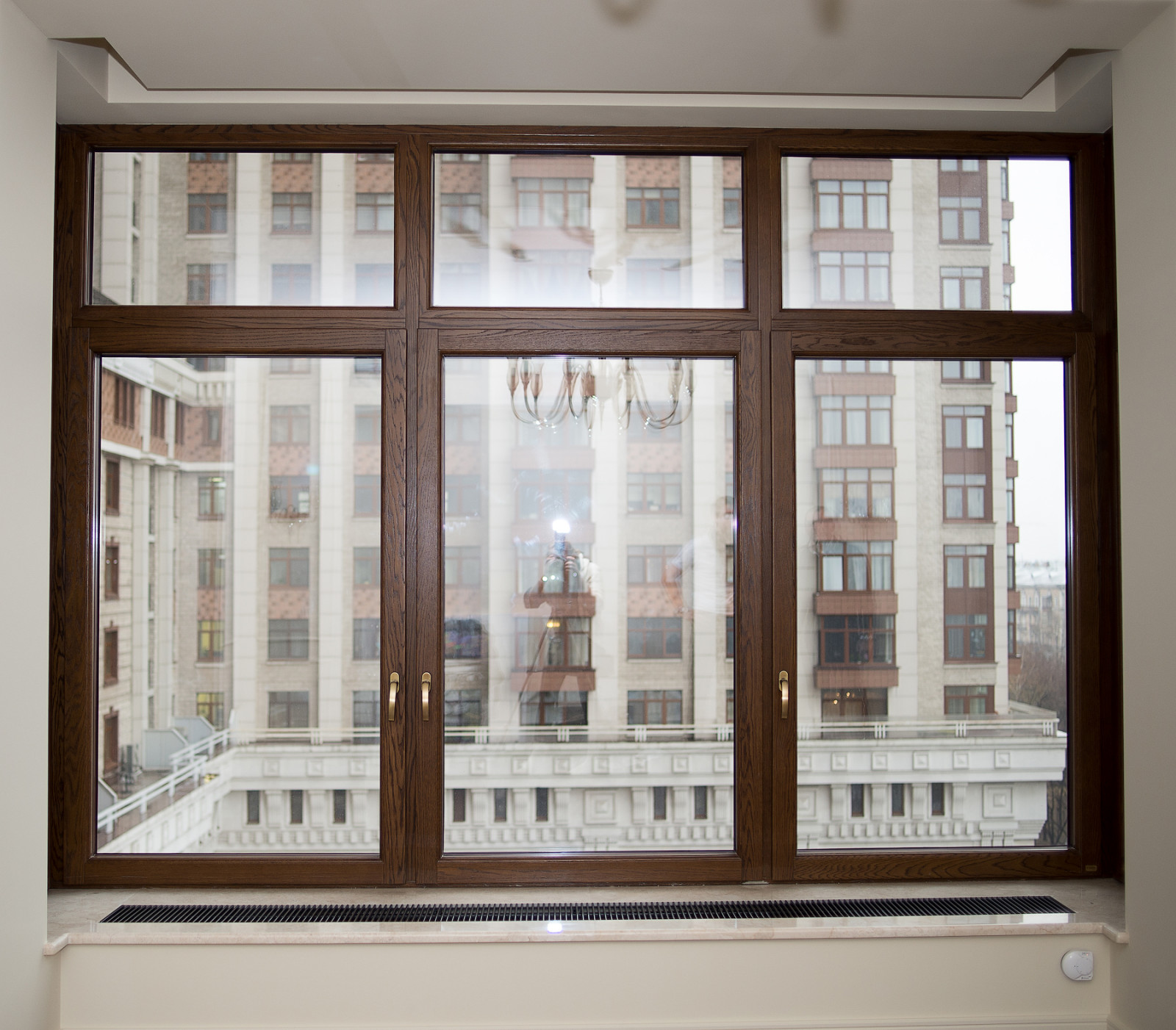 Дубовые окна в Триумф Паласе (дерево-алюминиевые окна)