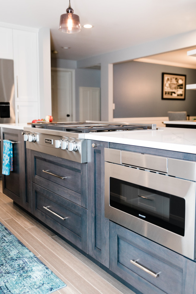Transitional kitchen photo in Seattle