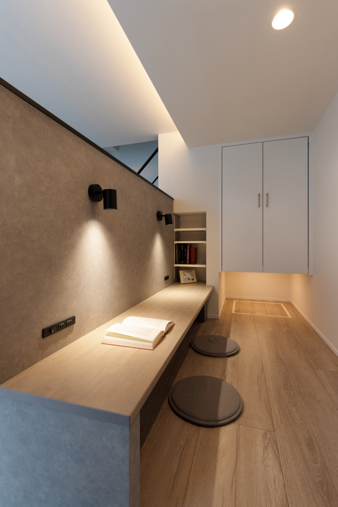 Inspiration for a modern home office in Nagoya.