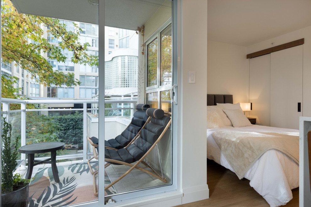Kleiner, Überdachter Moderner Balkon mit Wohnung und Mix-Geländer in Vancouver