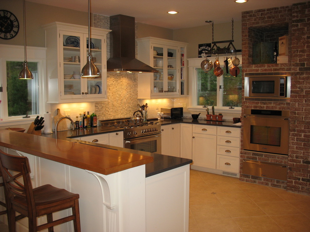 Inspiration for a transitional kitchen in New York with a peninsula.
