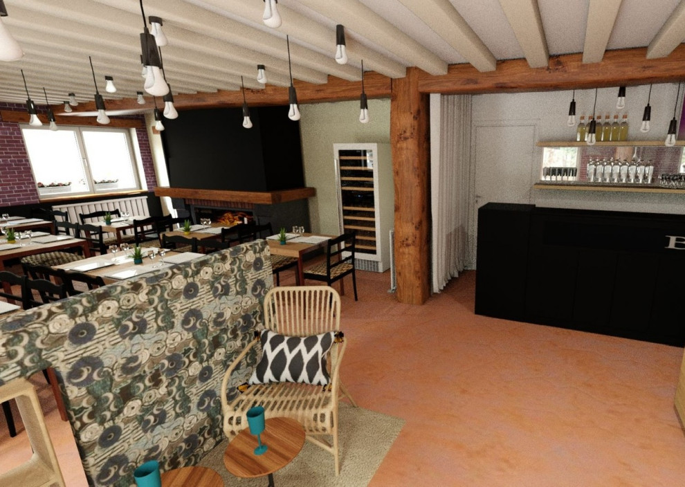 Стильный дизайн: большая гостиная-столовая в стиле лофт с красными стенами, полом из керамической плитки, коричневым полом, балками на потолке и кирпичными стенами - последний тренд