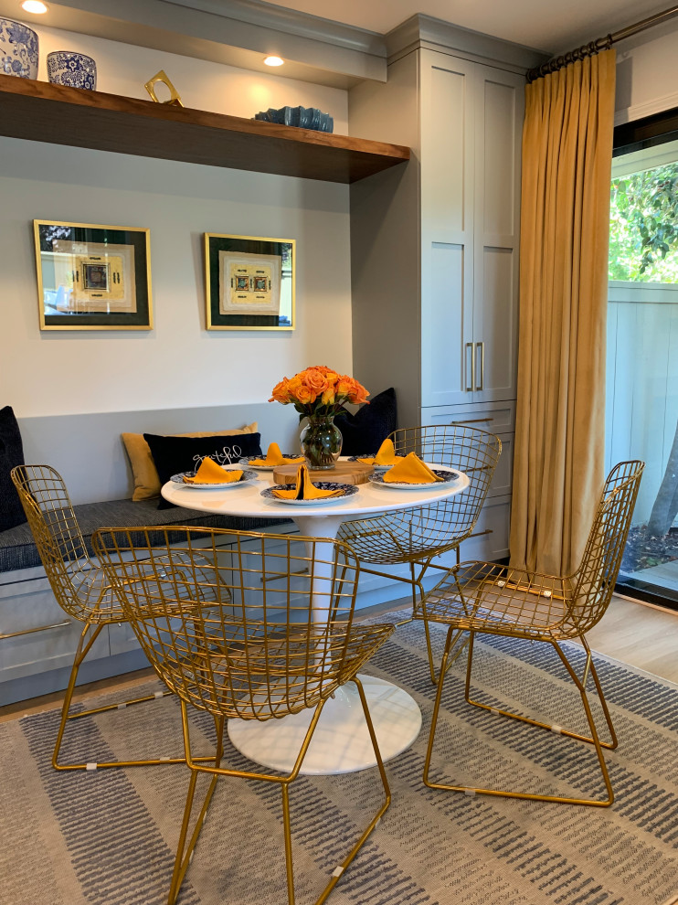 Пример оригинального дизайна: маленькая столовая в современном стиле с с кухонным уголком, серыми стенами, полом из ламината и серым полом для на участке и в саду
