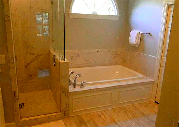 Diseño de cuarto de baño principal actual de tamaño medio con bañera encastrada, ducha esquinera y suelo de baldosas de cerámica