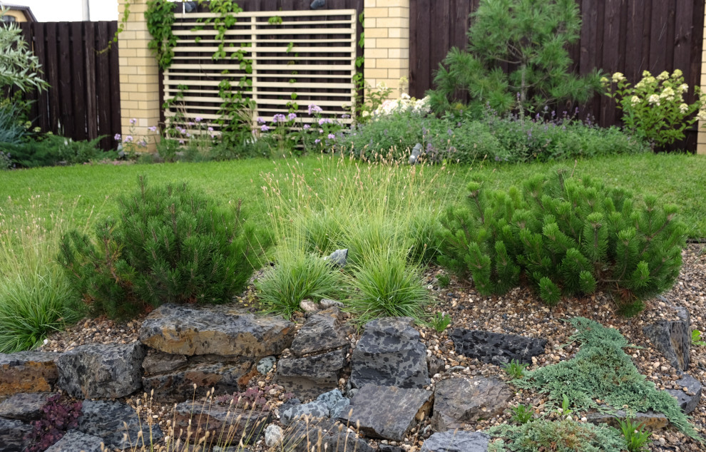 Сад с рельефом