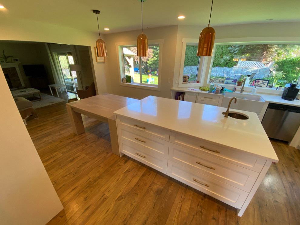 Example of a large transitional eat-in kitchen design with shaker cabinets and an island