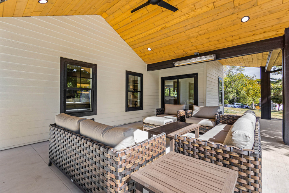 Example of a mid-sized transitional home design design