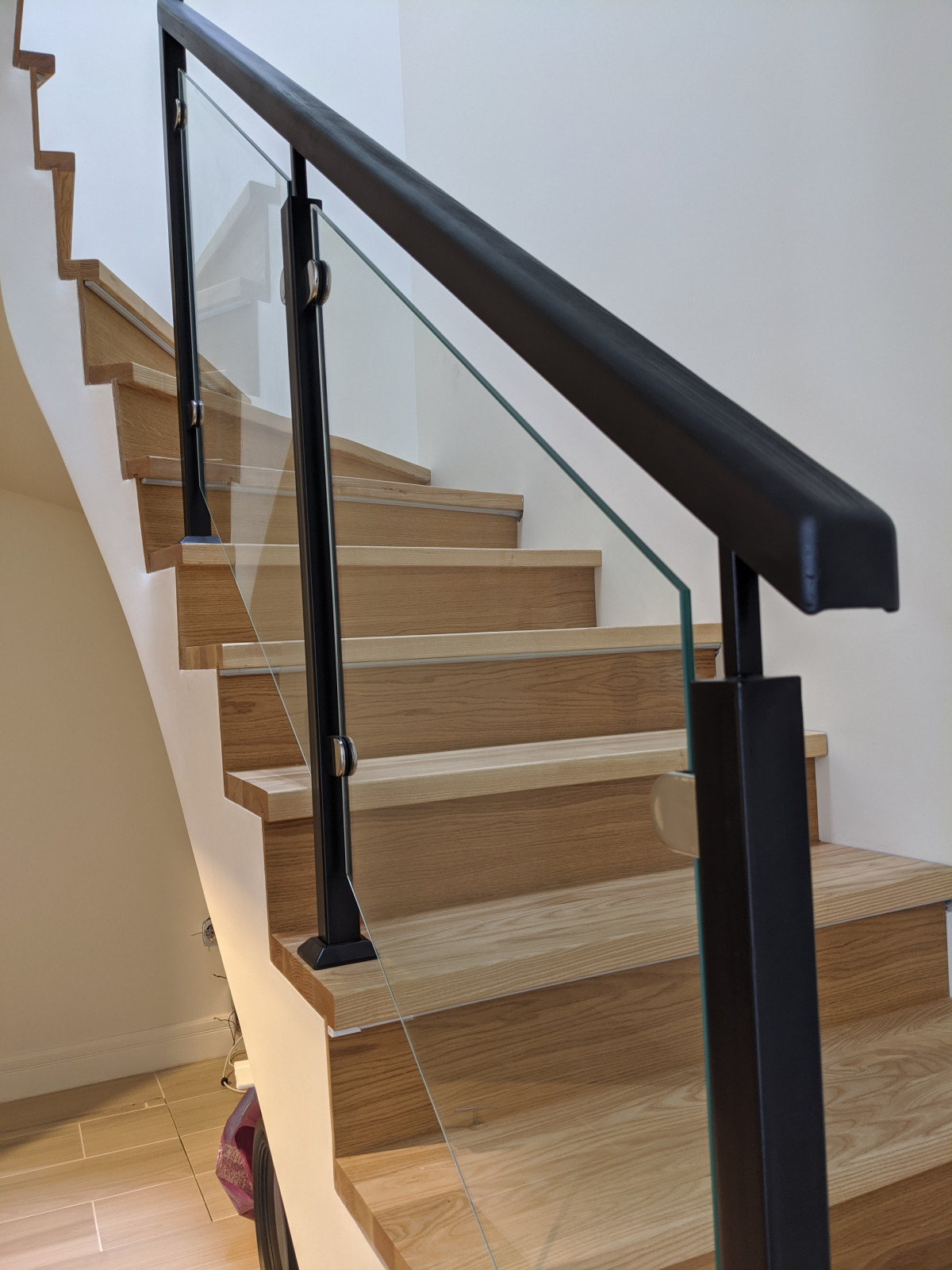 Лестница в стиле лофт со стеклом