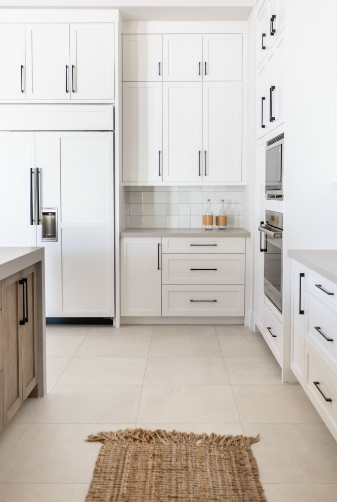 Kitchen - transitional kitchen idea in Phoenix