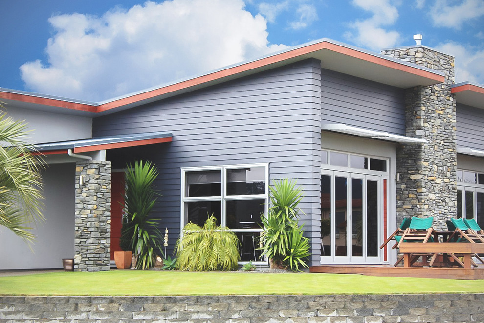 Design ideas for a mid-sized contemporary one-storey exterior in Hamilton with mixed siding.