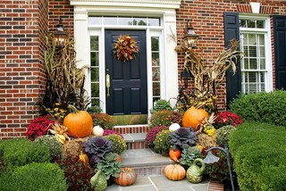 15 Entryways That Celebrate Fall With Dazzling Color (16 photos)
