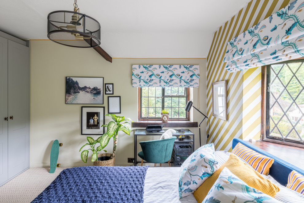 Klassisches Schlafzimmer mit beiger Wandfarbe, Teppichboden, beigem Boden, gewölbter Decke und Tapetenwänden in Surrey