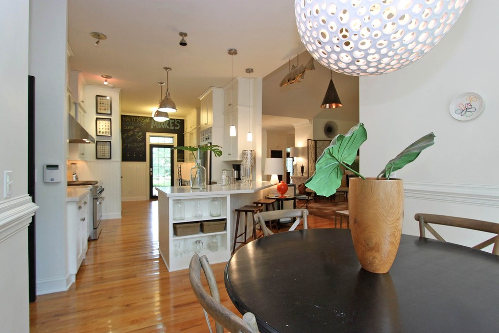 Example of a transitional home design design in Charleston