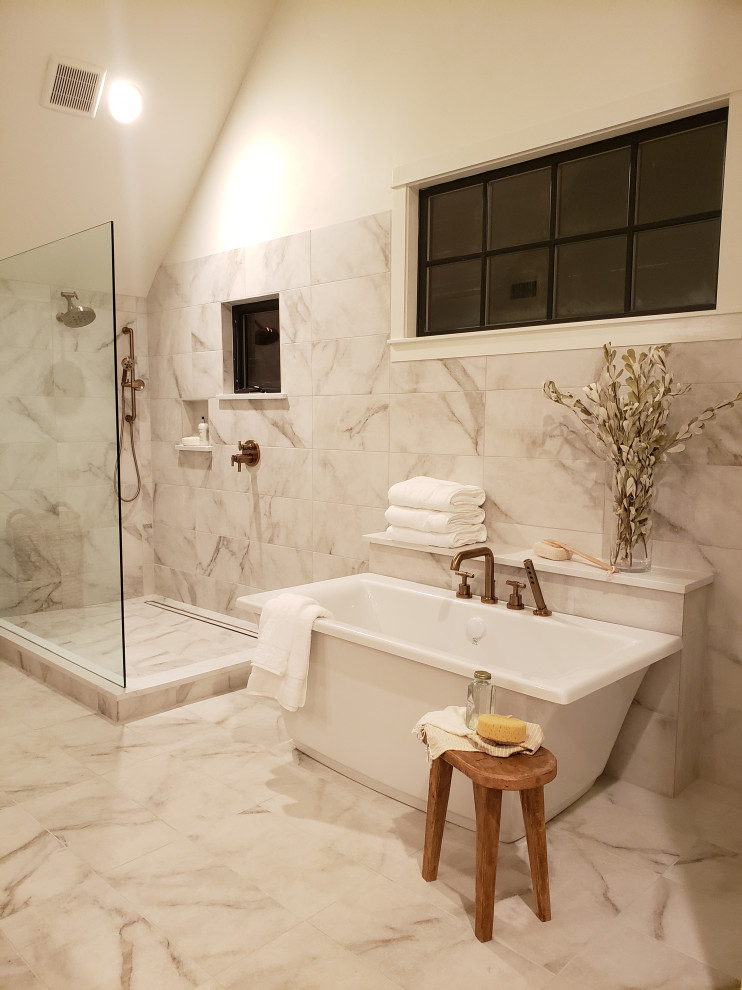Inredning av ett klassiskt stort vit vitt en-suite badrum, med luckor med infälld panel, bruna skåp, ett fristående badkar, våtrum, en toalettstol med separat cisternkåpa, vit kakel, marmorkakel, vita väggar, marmorgolv, ett undermonterad handfat, bänkskiva i kvartsit, vitt golv och med dusch som är öppen