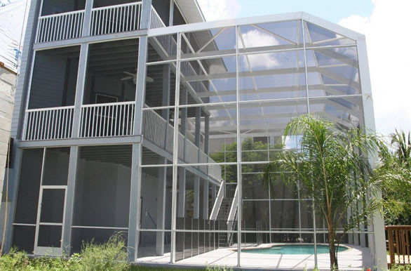 Вольер с навесом из поикарбоната для бассейна и патио