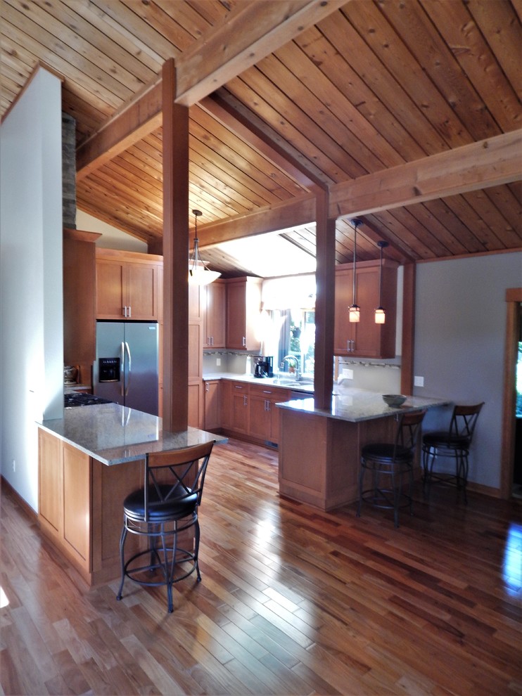 Example of a transitional home design design in Seattle