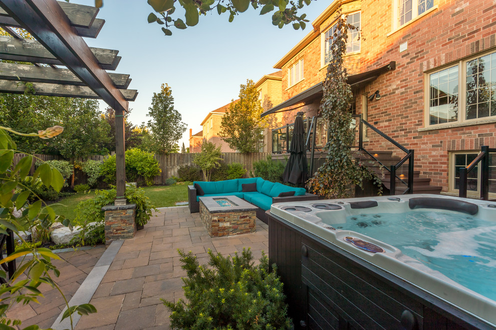 Inspiration for a transitional landscaping in Toronto.
