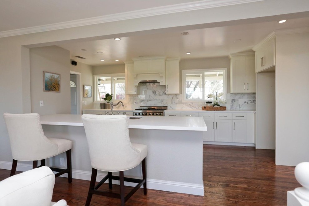 Photo of a modern eat-in kitchen in San Francisco with with island.