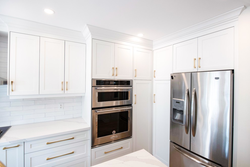 Example of a transitional kitchen design in Toronto
