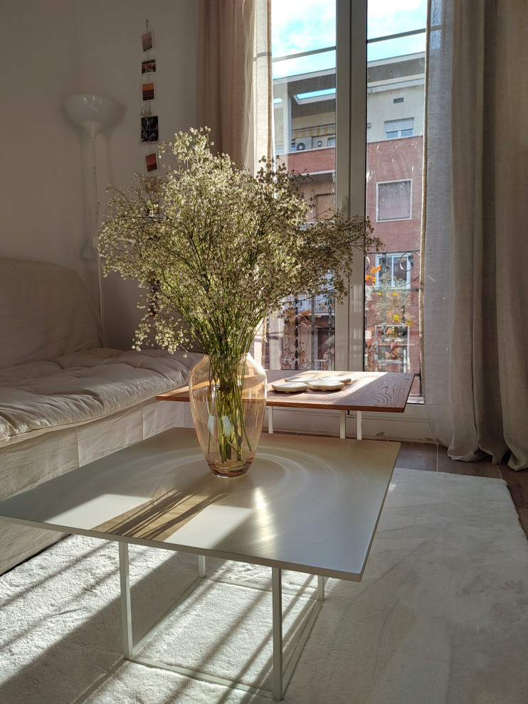 Kleines Skandinavisches Wohnzimmer im Loft-Stil mit weißer Wandfarbe, Keramikboden, freistehendem TV, braunem Boden, Holzdecke und Ziegelwänden in Barcelona