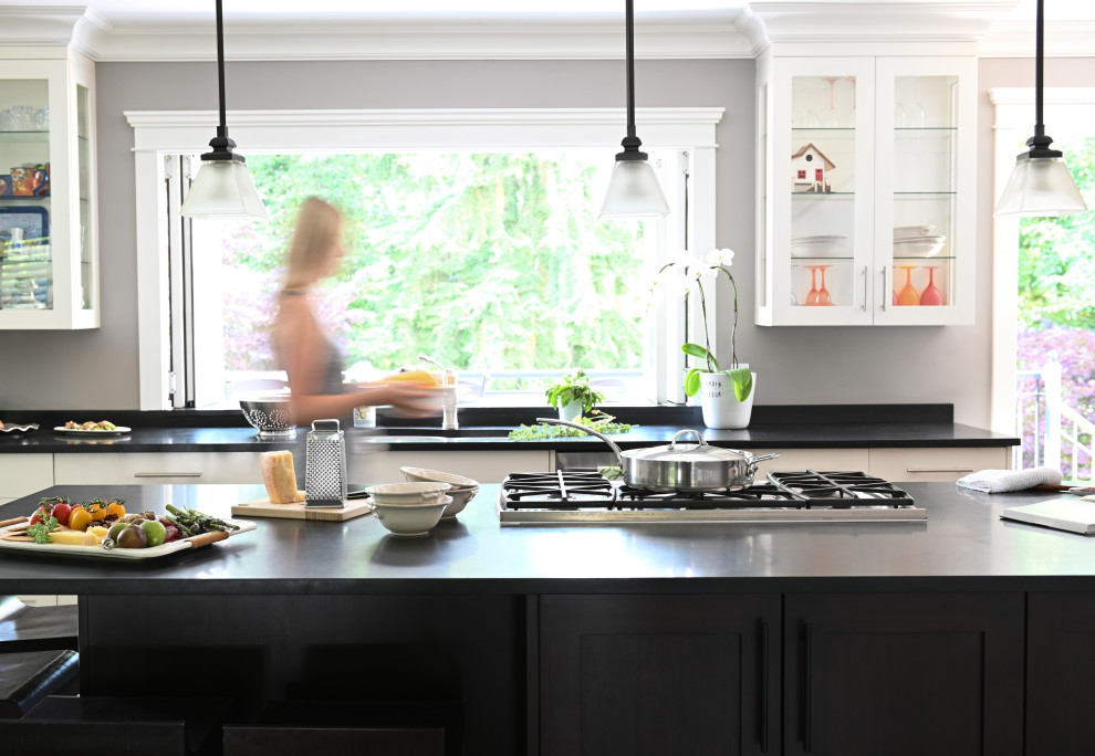 Kitchen - transitional kitchen idea in Vancouver