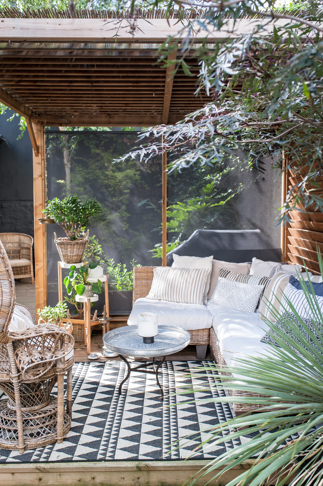 Photo of an eclectic backyard deck in Paris.