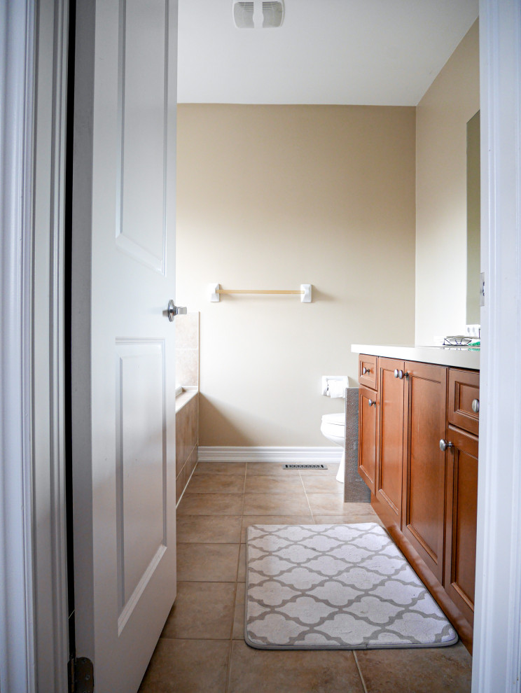Diseño de cuarto de baño principal, único y de pie clásico renovado de tamaño medio con armarios estilo shaker, puertas de armario blancas, baldosas y/o azulejos grises, encimera de cuarzo compacto y encimeras blancas
