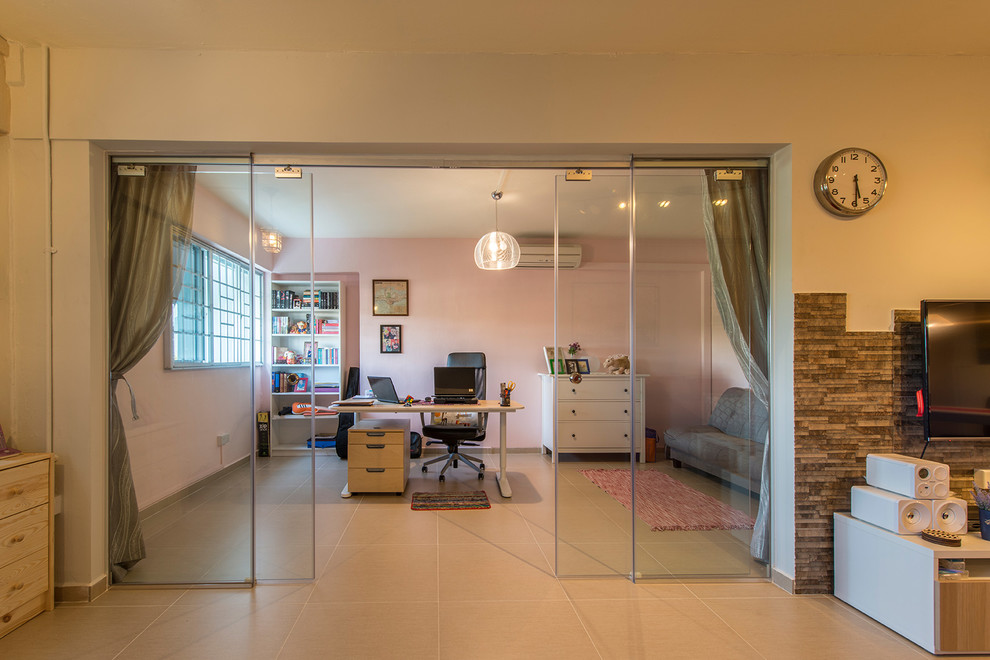 This is an example of a contemporary home office in Singapore.