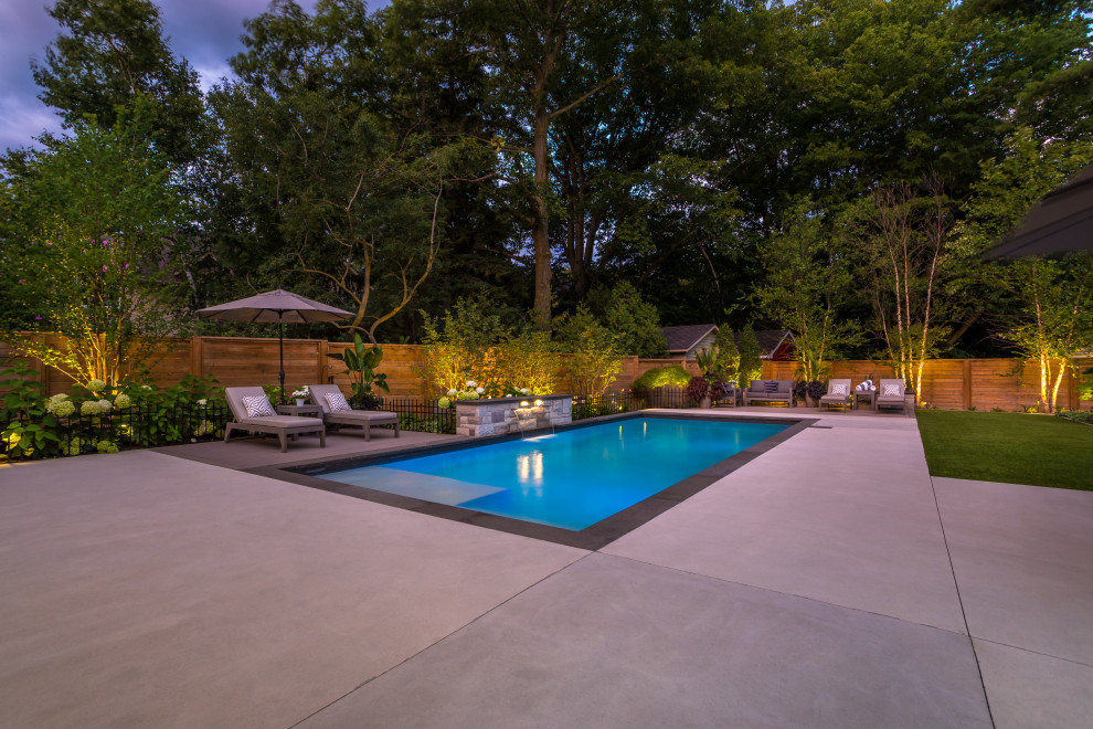 Inspiration for a mid-sized transitional landscaping in Toronto.