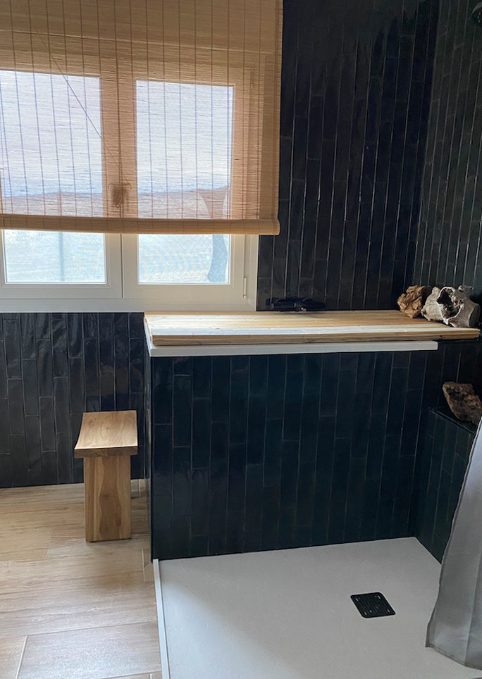 Photo of a mid-sized asian master bathroom in Madrid with a shower/bathtub combo, black tile, ceramic tile and a vessel sink.
